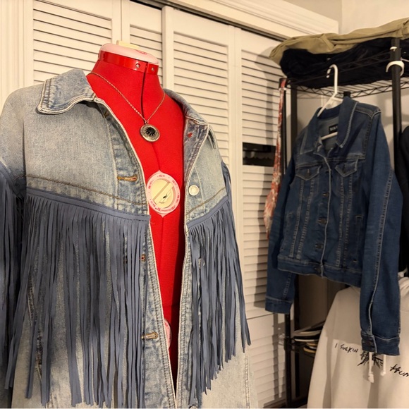 Women's Western Chic Denim Jacket with Fringe - Picture 4 of 5